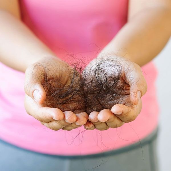 chutes_de_cheveux_post_partum_quels_sont_les_symptomes_et_comment_reagir_